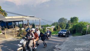 Momen Kendaraan Gagal Taklukkan Terjalnya Tanjakan Naga Lembang