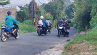 Tanjakan naga di jalan tersebut memiliki sudut elevasi yang lumayan ekstrem ditambah sempitnya jalan dan berkelok (Foto: Whisnu Pradana/detikJabar).