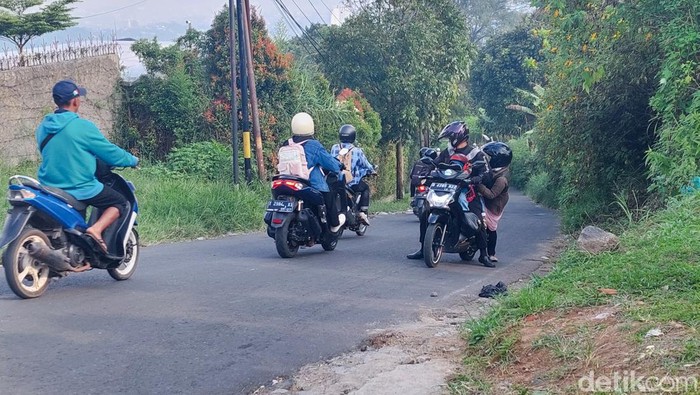Tanjakan Naga di Lembang, Bandung Barat.