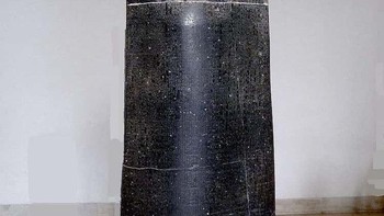 Sistem hukum yang kompleks dan terealisasi sepenuhnya sudah ada sejak hampir 4.000 tahun yang lalu. Raja Babilonia Hammurabi secara tepat disebut sebagai pemberi hukum. Mungkin paling dikenal karena dekrit mata ganti mata dan gigi ganti gigi, Kode Hammurabi adalah dokumen hukum yang kompleks dengan 282 aturan yang berkisar dari pelanggaran kecil hingga kejahatan paling serius. Foto: Weird History