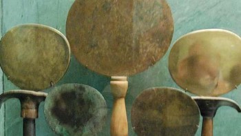 Mencari yang terbaik adalah bisnis yang serius di Mesir kuno, karena kedua jenis kelamin menggunakan riasan untuk mendapatkan tampilan khas yang sering terlihat di artefak. Cermin kompak yang dikembangkan di Mesir adalah piringan perunggu yang sangat halus yang dipasang pada gagang kayu atau gading. Cermin kaca perak modern ditemukan pada abad ke-19. Foto: Weird History