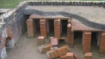 Hypocaust adalah sistem pemanas di bawah lantai yang pertama kali digunakan oleh orang Romawi sekitar abad pertama SM. Dengan meninggikan lantai dengan rangkaian pilar, udara panas dan asap dapat melewatinya dan memberikan panas tanpa mencemari ruangan. Contoh kuno lain dari pemanas di bawah lantai termasuk ondol Korea , yang masih menjadi dasar pemanas di rumah modern Korea saat ini. Foto: Weird History