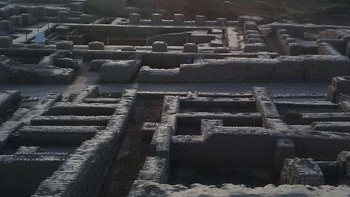 Bersama dengan Harappa, kota Mohenjo-Daro adalah pusat peradaban besar Lembah Indus. Fitur kota yang paling mencolok adalah bukti perencanaan yang cermat dalam pembangunannya, yang menawarkan sistem drainase yang efektif untuk menyapu limbah. Selain itu, penempatan jendela yang strategis memanfaatkan kekuatan pendinginan angin, yang berarti warga menikmati bentuk AC ribuan tahun sebelum AC modern ditemukan pada pergantian abad ke-20. Foto: Weird History