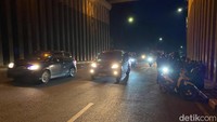 Polisi mengimbau kepada para pemudik agar beristirahat di rest area dan bukan di terowongan karena rawan menimbulKan kecelakaan lalu lintas. (Foto: Wisma Putra/detikJabar) 