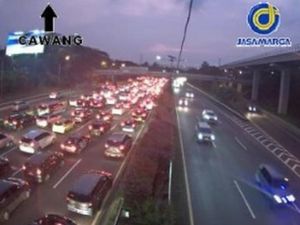 Tol Cikampek Arah Jakarta Macet Jelang Cawang