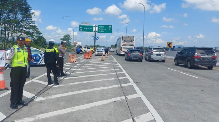 Tol SIngosari sempat dialihkan kembali dibuka