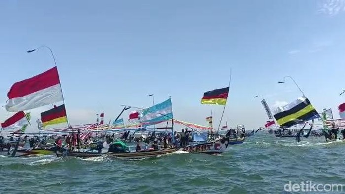 Tradisi petik laut di pantai utara pesisir Pasuruan