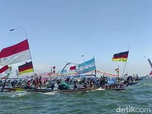 Melihat Tradisi Petik Laut di Pesisir Utara Kabupaten Pasuruan
