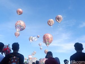 Puluhan Balon Udara Hiasi Langit Wonosobo