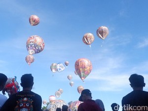 Puluhan Balon Udara Hiasi Langit Wonosobo