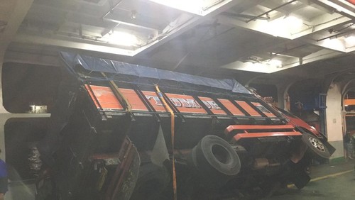 Kendaraan truk bermuatan bawang yang terguling di dalam kapal akibat gelombang tinggi di Selat Bali dan menimpa dua mobil di sampingnya, Sabtu (29/4/2023).