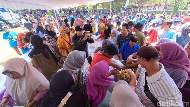 Masyarakat tampak antusias berebut ketupat berisi kupon doorprize dan juga makanan di WGM Wonogiri, Minggu (30/4/2023).