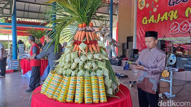 Masyarakat tampak antusias berebut ketupat berisi kupon doorprize dan juga makanan di WGM Wonogiri, Minggu (30/4/2023).