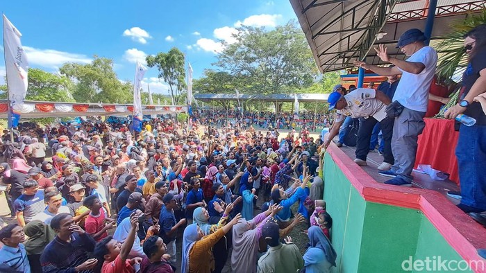 Masyarakat tampak antusias berebut ketupat berisi kupon doorprize dan juga makanan di WGM Wonogiri, Minggu (30/4/2023).