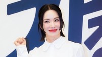 Aktris dan penyanyi Uhm Jung Hwa kembali menjadi pemeran utama dalam drama Korea setelah 6 tahun lamanya. Ia menjadi memerankan dokter Cha Jung Sook dalam drama Doctor Cha. Dikutip dari KBIZoom, ia kerap dijuluki Madonna Korea atas kontribusinya dalam musik dan film (Foto: Instagram @umaizing).