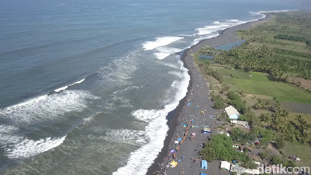 Wisata Pantai Watu Pecak Lumajang