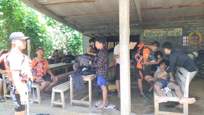Wisatawan Temanggung hanyut terseret ombak di Pantai Sedahan Gunungkidul, Minggu (30/4/2023).