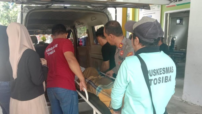 Wisatawan tewas tenggelam di Pantai Indah Kapu Kolaka dievakuasi.