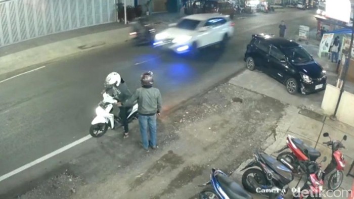 Aksi Cepat Pencurian Motor di Toko Pakaian Ciamis Terekam CCTV