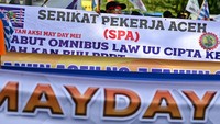 Mereka membentangkan sejumlah spanduk.