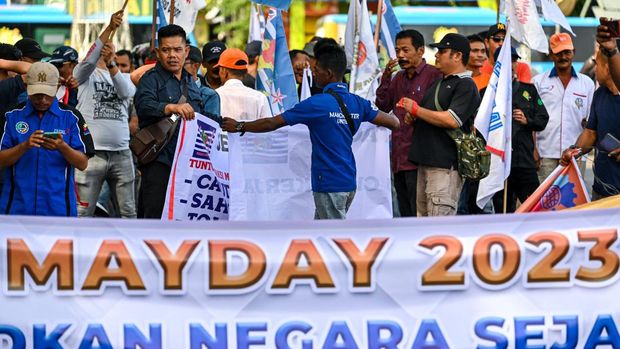 Aksi Hari Buruh di Banda Aceh. (AFP via Getty Images/CHAIDEER MAHYUDDIN)