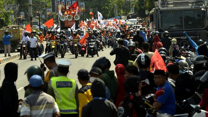 Aksi Hari Buruh Internasional di Makassar Buruh dan mahasiswa melakukan konvoi saat berunjuk rasa memperingati Hari Buruh Internasional di depan kantor DPRD Sulsel, Makassar, Sulawesi Selatan, Senin (1/5/2023). Dalam aksi unjuk rasa tersebut mereka menolak Undang-undang (UU) Omnibus Law Cipta Kerja karena dinilai merugikan para pekerja. ANTARA FOTO/Abriawan Abhe/pras.