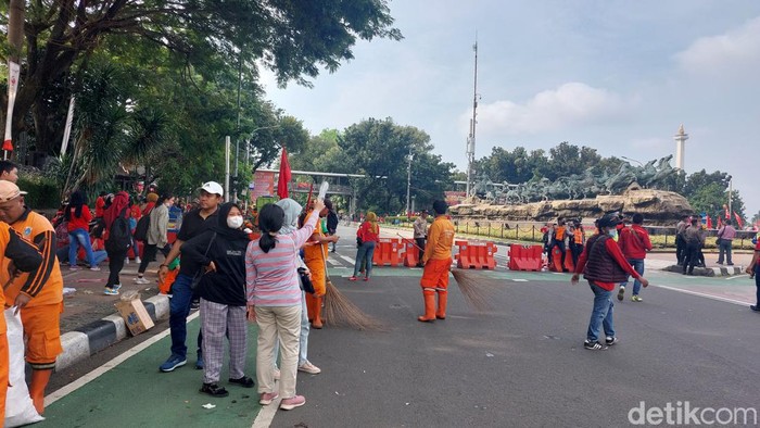 Aksi peringatan Hari Buruh Internasional (May Day) di Patung Kuda, Jakarta Pusat, telah selesai. Massa buruh mulai membubarkan diri. (Rumondang Naibaho/detikcom)