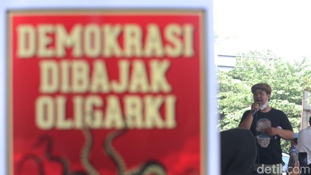 Aliansi Buruh Bandung Raya menggelar aksi demonstrasi dalam peringatan Hari Buruh di bawah Flyover Kusumaatmaja, Kota Bandung, Jawa Barat.