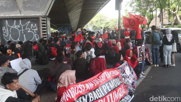 Aliansi Buruh Bandung Raya menggelar aksi demonstrasi dalam peringatan Hari Buruh di bawah Flyover Kusumaatmaja, Kota Bandung, Jawa Barat.
