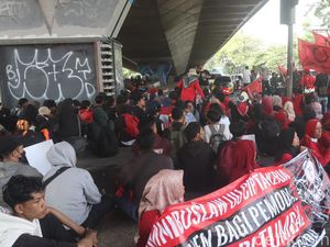 Buruh Gelar Aksi di Bawah Flyover Bandung: Curhat soal UMK Rendah