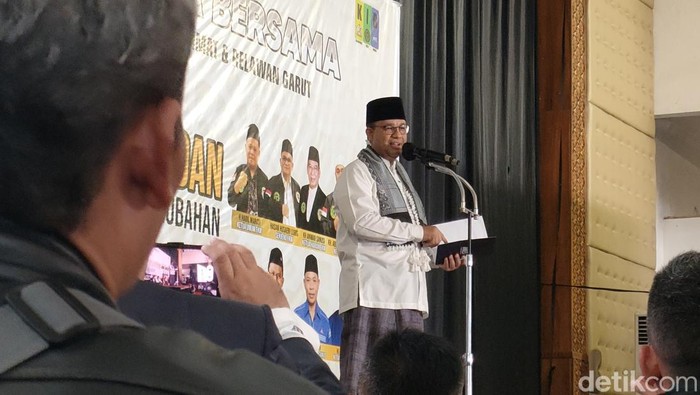 Anies Baswedan saat bertemu pendukungnya di Garut, Senin (1/5/2023).
