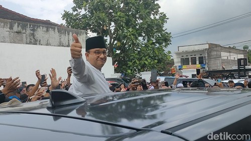 Anies Baswedan saat mengunjungi pendukungnya di Garut, Senin (1/5/2023).