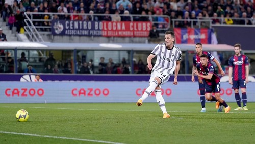 Arkadiusz Milik of Juventus FC fails to score the penalty kick during the Serie A match between Bologna FC and Juventus FC at Stadio Renato DallAra, Bologna, Italy on 30 April 2023.  (Photo by Giuseppe Maffia/NurPhoto via Getty Images)