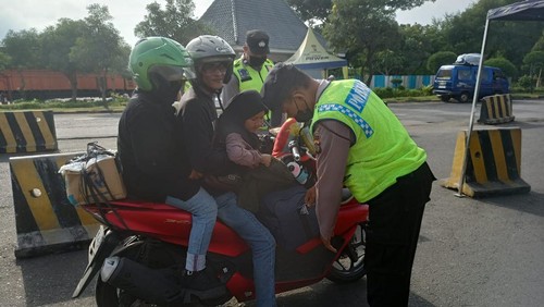 Salah seorang pemudik yang baru tiba di Bali diperiksa petugas di Pelabuhan Gilimanuk, Senin (1/5/2023).
