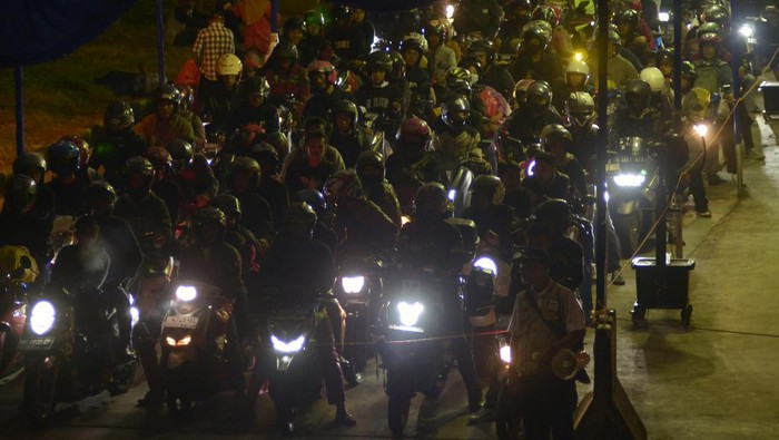 Kendaraan roda empat pemudik antre untuk menaiki kapal di Pelabuhan Bakauheni, Lampung Selatan, Lampung, Senin (1/5/2023). Data ASDP Bakauheni mencatat jumlah kendaraan yang melalui Pelabuhan Bakauheni menuju pulau Jawa menggunakan kendaraan roda empat sebanyak 177.937 dan roda dua 69.038 serta pemudik pejalan kaki 84.274 orang. ANTARA FOTO/Ardiansyah/foc.