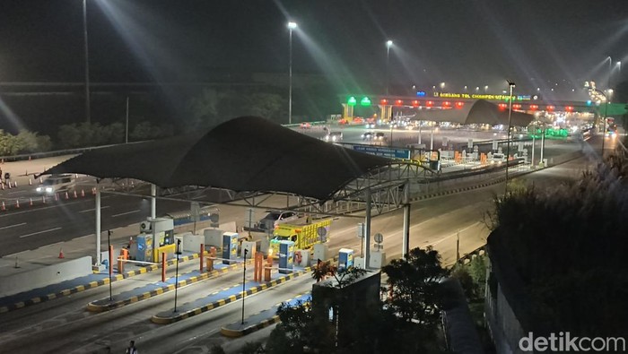 Arus lalu lintas di Tol Cikampek arah Jakarta terpantau lengang malam ini. Gerbang Tol Cikampek Utama (Cikatama) terpantau lancar (Wildan N/detikcom)