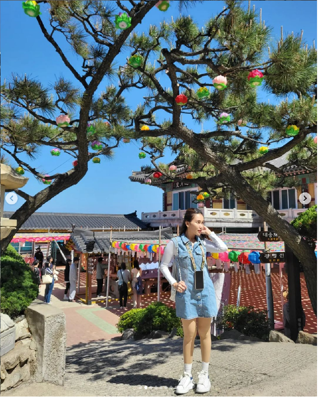 Pembawa acara Brownis itu bergaya #ootd dengan overall mini dress saat mengunjungi salah satu tempat wisata di Busan, Korea Selatan. Foto: Dok. Instagram Ayu Ting Ting
