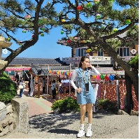 Pembawa acara Brownis itu bergaya #ootd dengan overall mini dress saat mengunjungi salah satu tempat wisata di Busan, Korea Selatan. Foto: Dok. Instagram Ayu Ting Ting