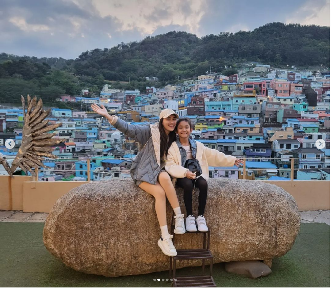 Berkunjung ke Busan, tak lengkap jika tak datang ke Gamcheon Culture Village. Begitulah yang dilakukan Ayu Ting Ting bersama Bilqis. Keduanya berpose dengan latar belakang desa warna-warni di Gamcheon. Foto: Dok. Instagram Ayu Ting Ting