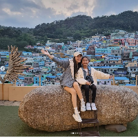 Berkunjung ke Busan, tak lengkap jika tak datang ke Gamcheon Culture Village. Begitulah yang dilakukan Ayu Ting Ting bersama Bilqis. Keduanya berpose dengan latar belakang desa warna-warni di Gamcheon. Foto: Dok. Instagram Ayu Ting Ting