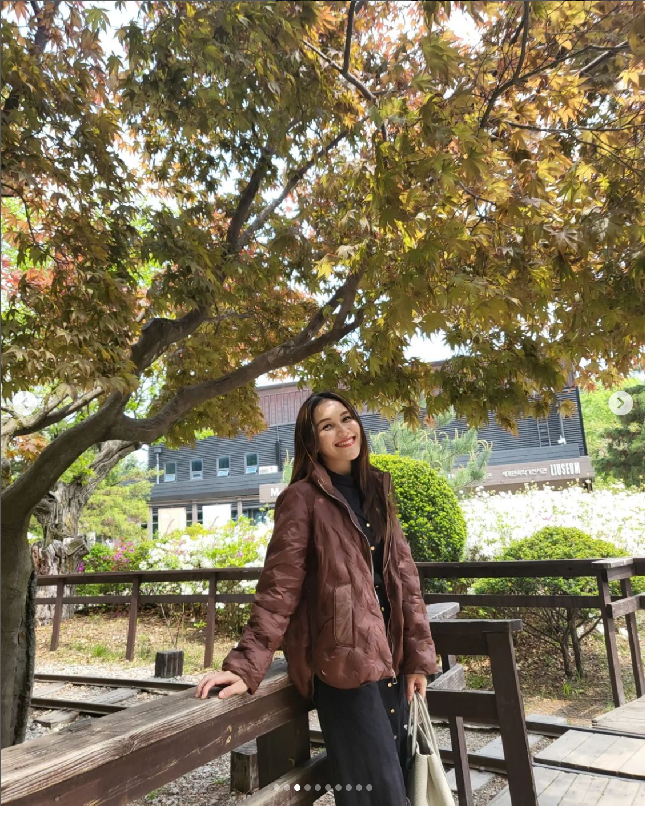 Gaya Ayu Ting Ting selama liburan di Korea Selatan ini banyak dipuji netizen. Ayu disebut bak eonni atau kakak perempuan Korsel. “Eonnnieee , siang terik matahari bikin makin bersinar 😍,” tulis netizen. “Cantiknya eonii,” tulis netizen lainnya. Foto: Dok. Instagram Ayu Ting Ting