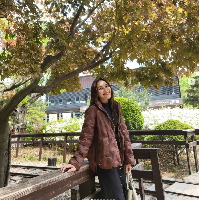 Gaya Ayu Ting Ting selama liburan di Korea Selatan ini banyak dipuji netizen. Ayu disebut bak eonni atau kakak perempuan Korsel. “Eonnnieee , siang terik matahari bikin makin bersinar 😍,” tulis netizen. “Cantiknya eonii,” tulis netizen lainnya. Foto: Dok. Instagram Ayu Ting Ting