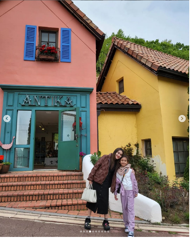 Berkunjung ke Korsel, Ayu yang merupakan penggemar drama Korea pastinya tak melewatkan datang ke Petite France. Kawasan wisata itu menjadi tempat lokasi syuting sejumlah drakor seperti The Fiery Priest, The Beauty Inside, Secret Garden, dan My Love From The Star. Foto: Dok. Instagram Ayu Ting Ting