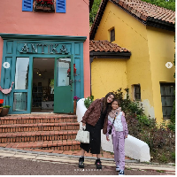Berkunjung ke Korsel, Ayu yang merupakan penggemar drama Korea pastinya tak melewatkan datang ke Petite France. Kawasan wisata itu menjadi tempat lokasi syuting sejumlah drakor seperti The Fiery Priest, The Beauty Inside, Secret Garden, dan My Love From The Star. Foto: Dok. Instagram Ayu Ting Ting