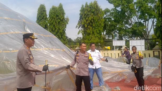 Balon udara yang akan diterbangkan dengan petasan di Pekalongan. Foto diunggah Minggu (1/5/2023).