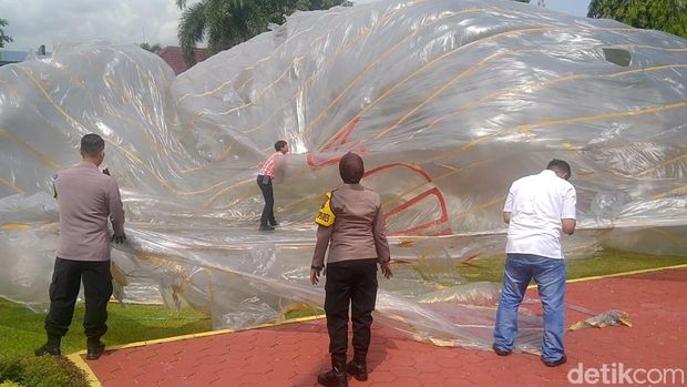 Balon udara yang akan diterbangkan dengan petasan di Pekalongan. Foto diunggah Minggu (1/5/2023).