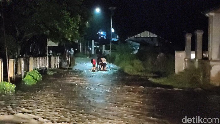Banjir melanda dua kecamatan di Kabupaten Cianjur, merendam pemukiman dan jalan utama