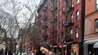 Sembari menjalani studinya, aktris pemain ‘Roman Picisan’ ini juga sering kulineran seru di Amerika. Ada banyak momennya saat ngopi di kafe-kafe hits di sana. Foto: Instagram @bebytsabina