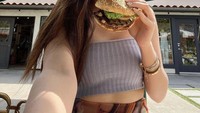 Selain kopi, Beby Tsabina juga sering memsan menu burger yang jadi favoritnya. Begini momennya saat menikmati burger dengan isian patty yang juicy. Foto: Instagram @bebytsabina