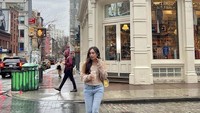 Di Instagramnya banyak momen Beby Tsabina saat ngopi. Ini pose candidnya saat menikmati kopi di jalanan. Foto: Instagram @bebytsabina